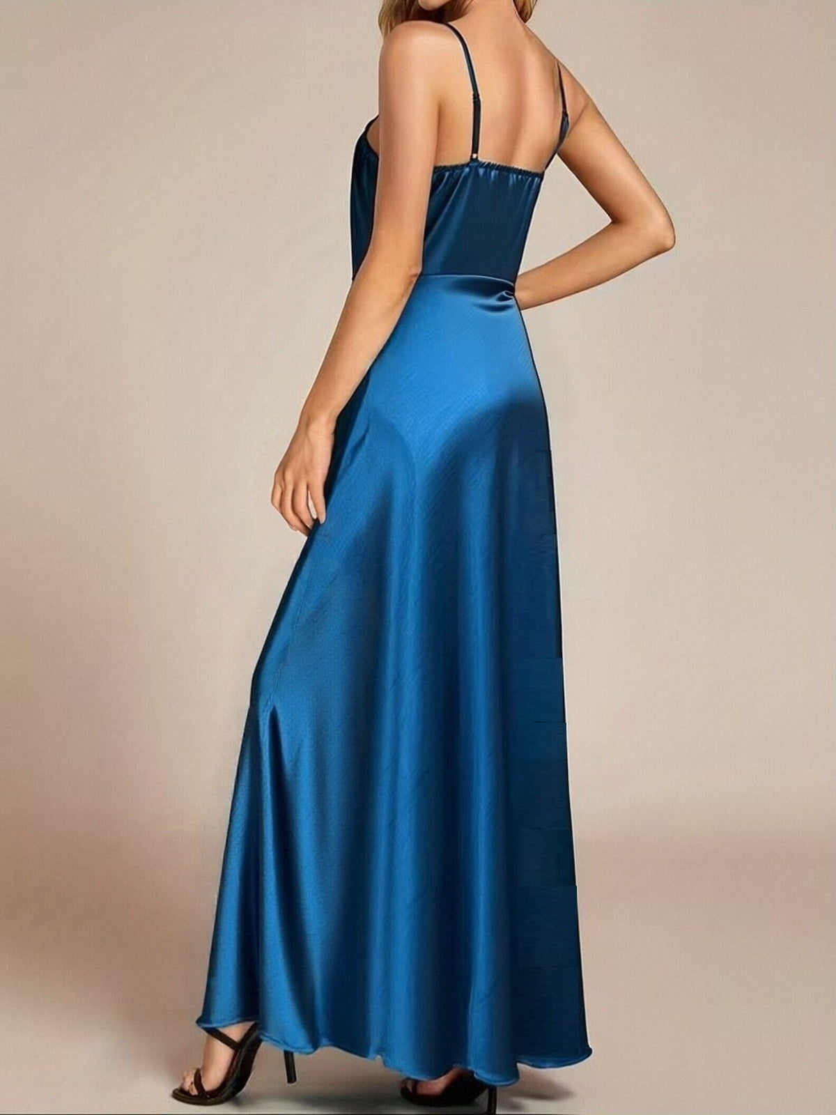 Robe longue grande taille — Satin bleu à bretelles fines