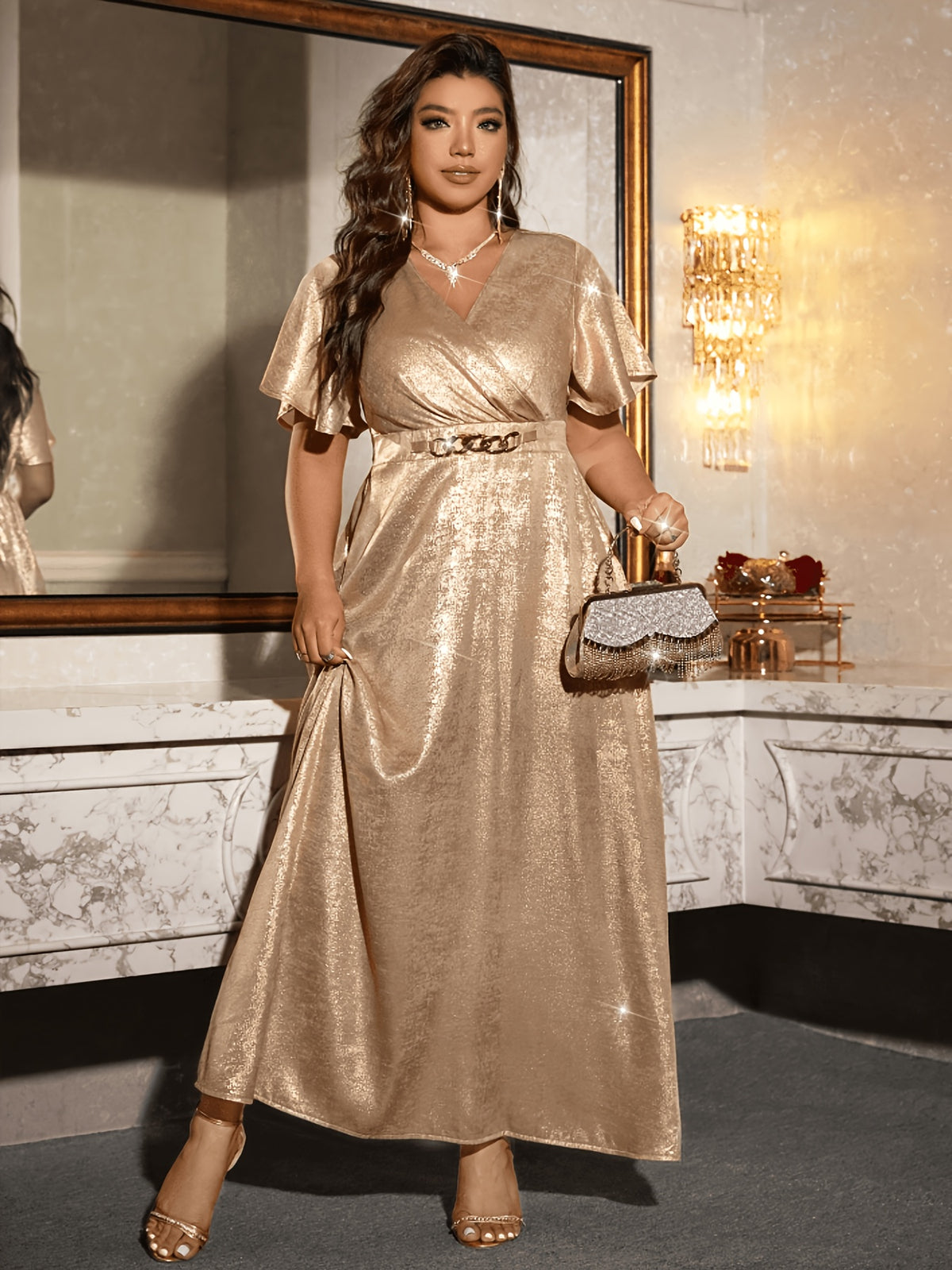 Robe longue grande taille — Chaîne dorée sur la ceinture
