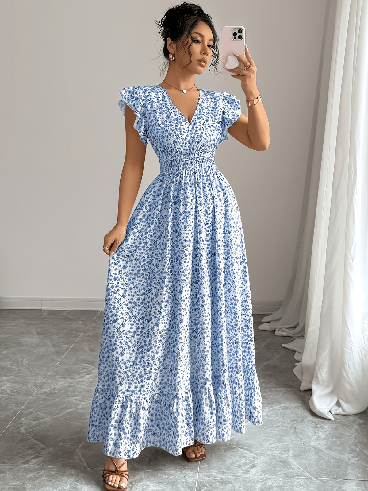 Robe longue grande taille — Semis de fleurs bleues miniatures