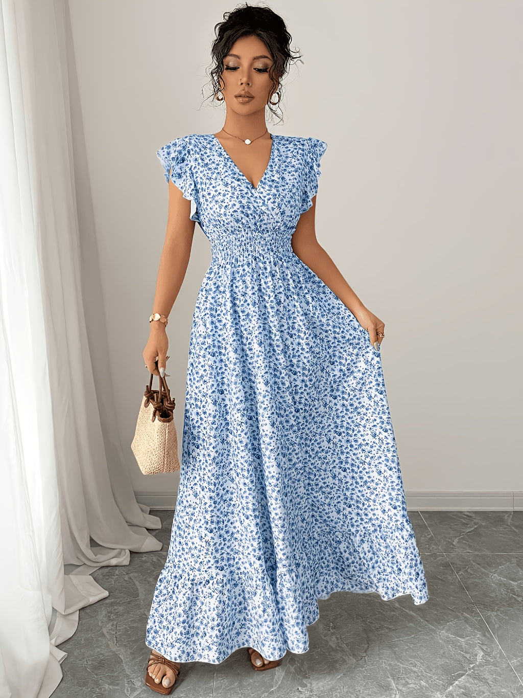 Robe longue grande taille — Semis de fleurs bleues miniatures