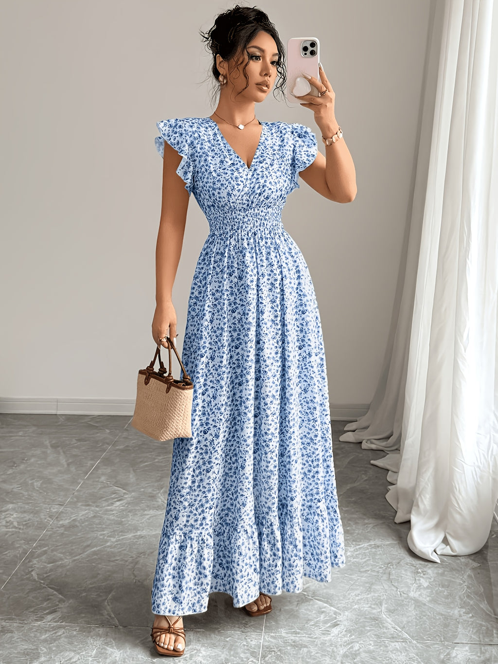 Robe longue grande taille — Semis de fleurs bleues miniatures