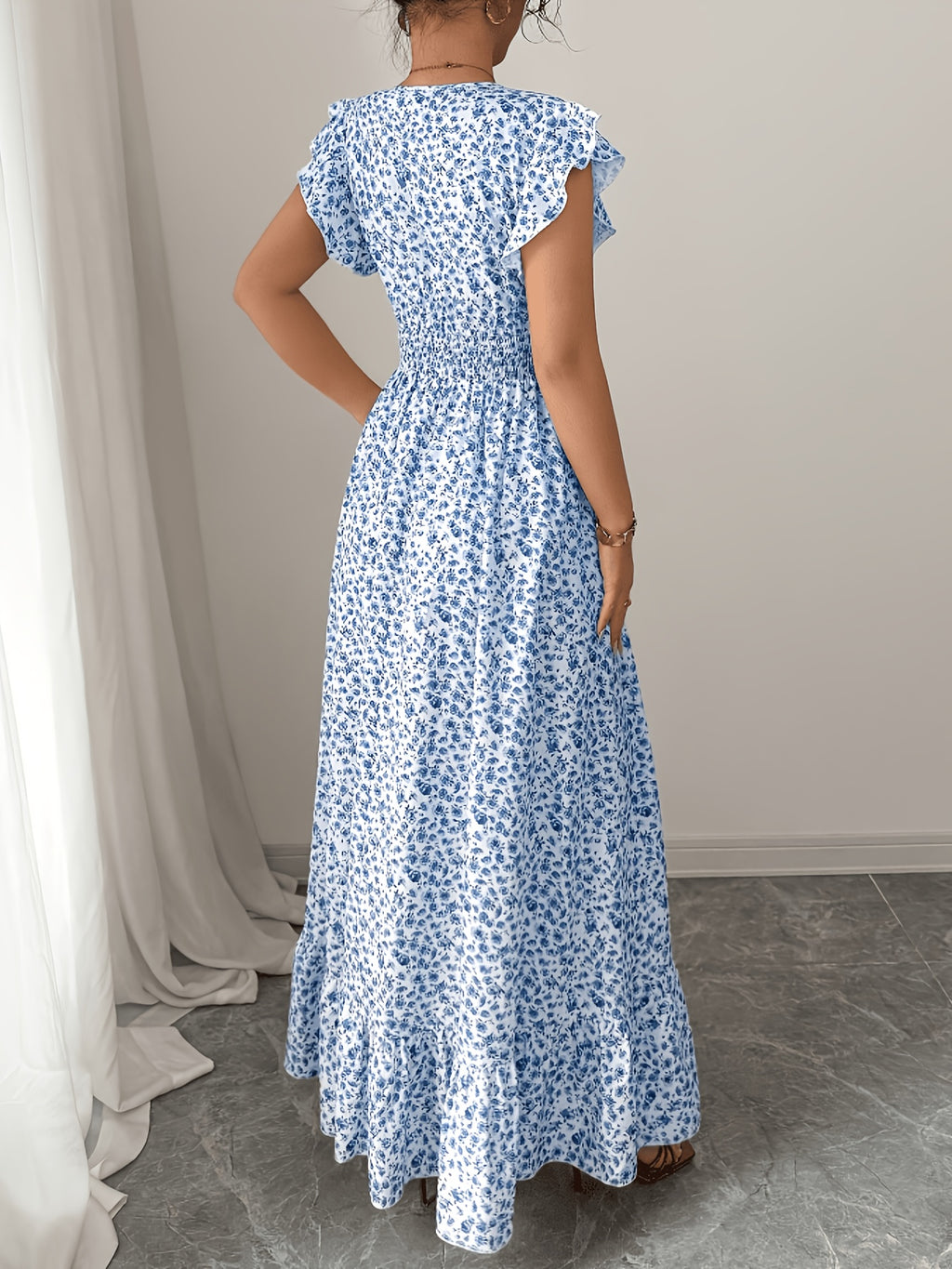 Robe longue grande taille — Semis de fleurs bleues miniatures
