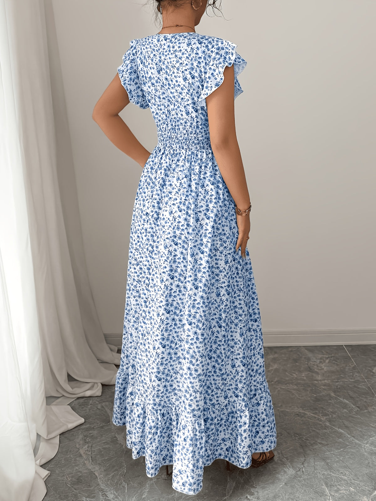 Robe longue grande taille — Semis de fleurs bleues miniatures