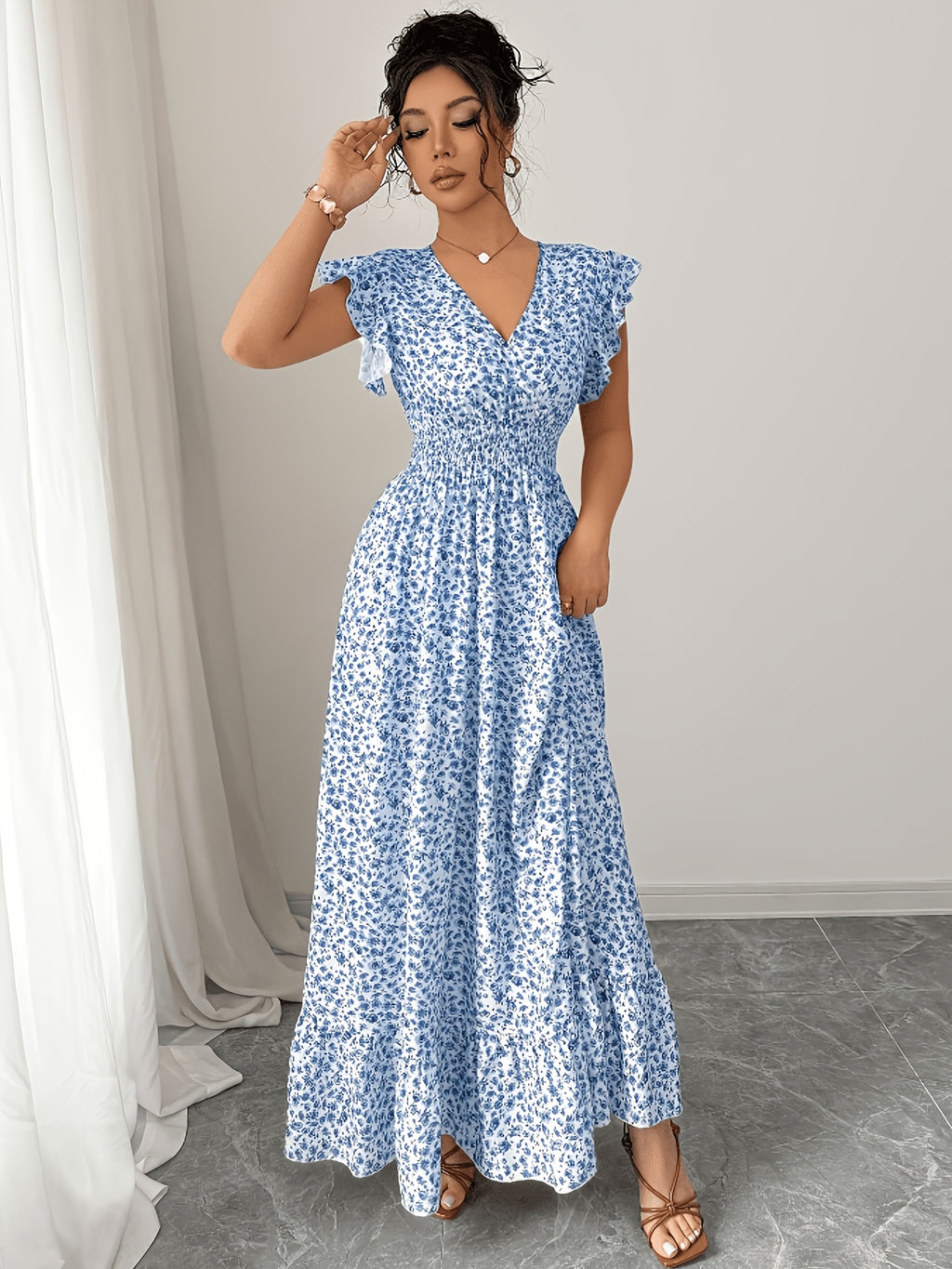 Robe longue grande taille — Semis de fleurs bleues miniatures