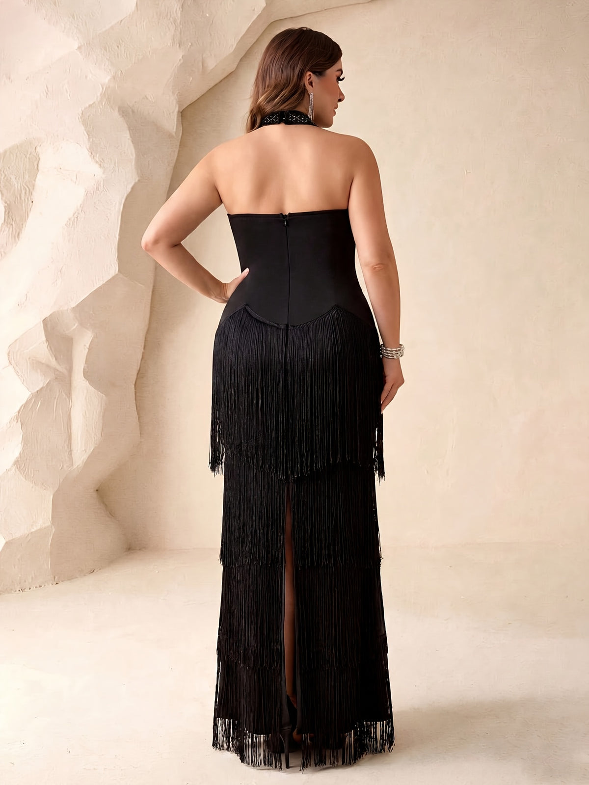 Robe longue grande taille, strass au buste et franges étagées