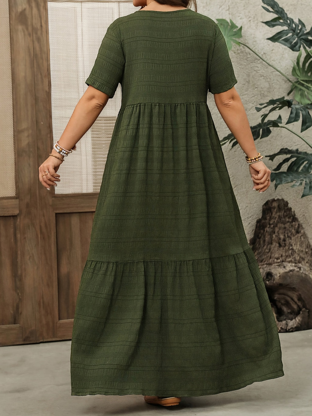 Robe longue grande taille — Tissu gaufré et jupe à étages