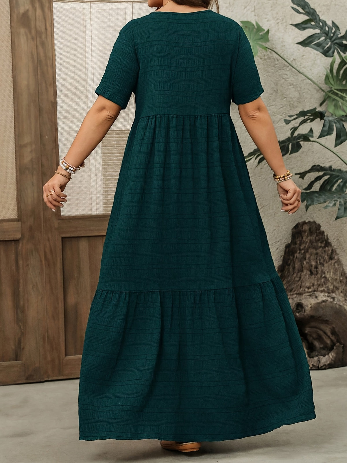 Robe longue grande taille — Tissu gaufré et jupe à étages