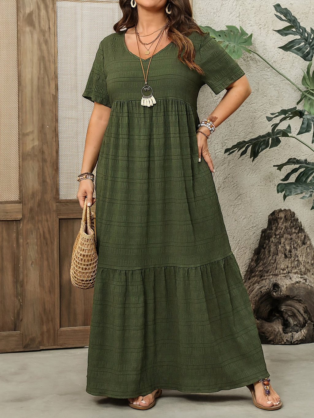 Robe longue grande taille — Tissu gaufré et jupe à étages