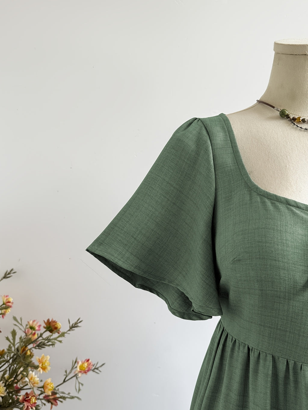 Robe longue grande taille — Vert sauge et laçage croisé