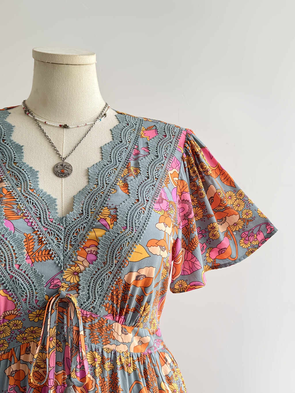 Robe longue grande taille — Floral rétro et galon de guipure