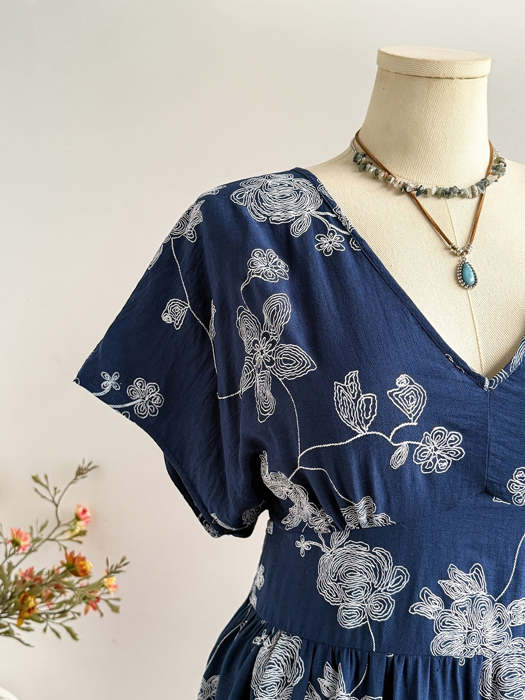 Robe longue grande taille — Viscose marine à fleurs au trait
