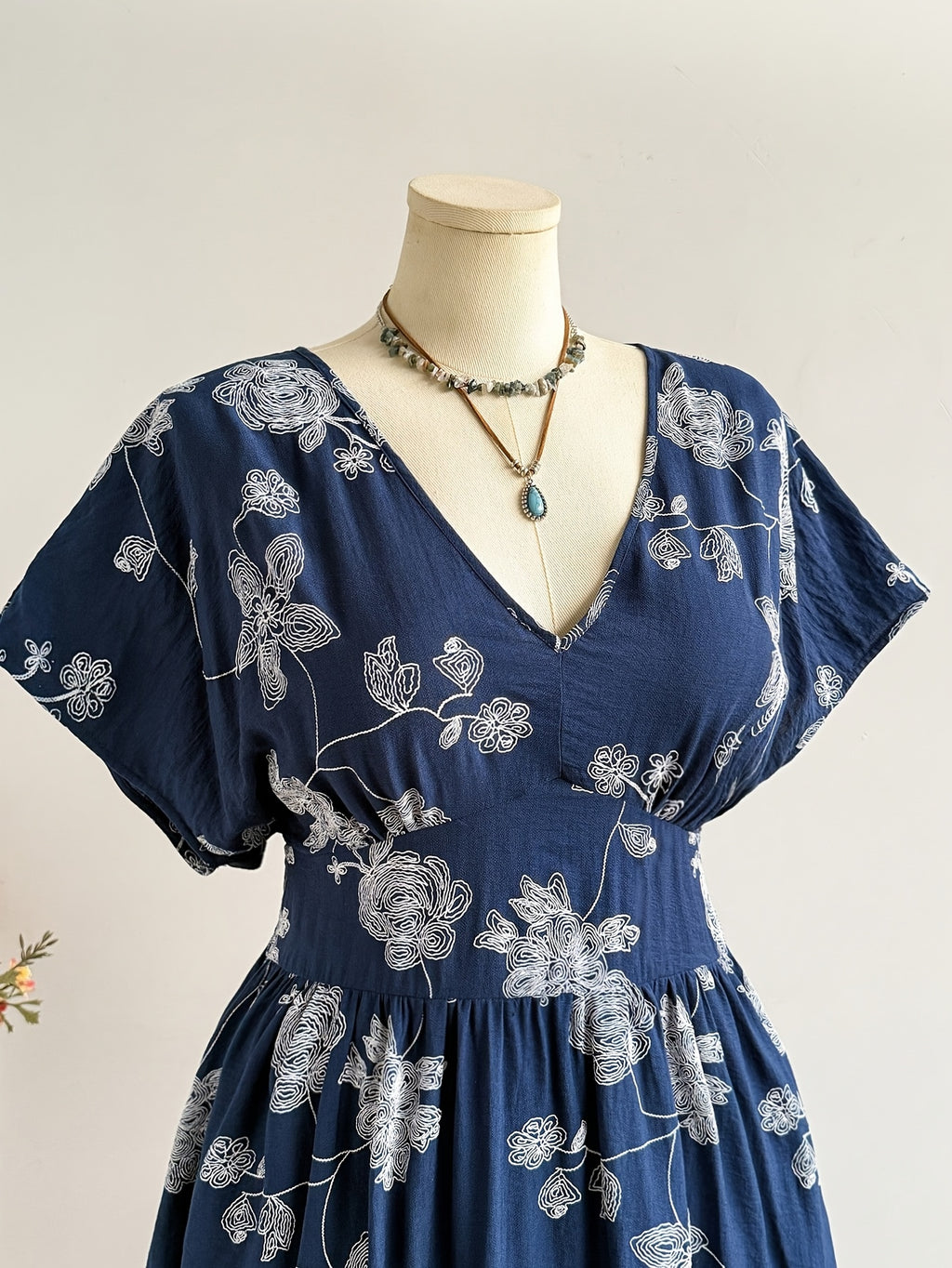 Robe longue grande taille — Viscose marine à fleurs au trait