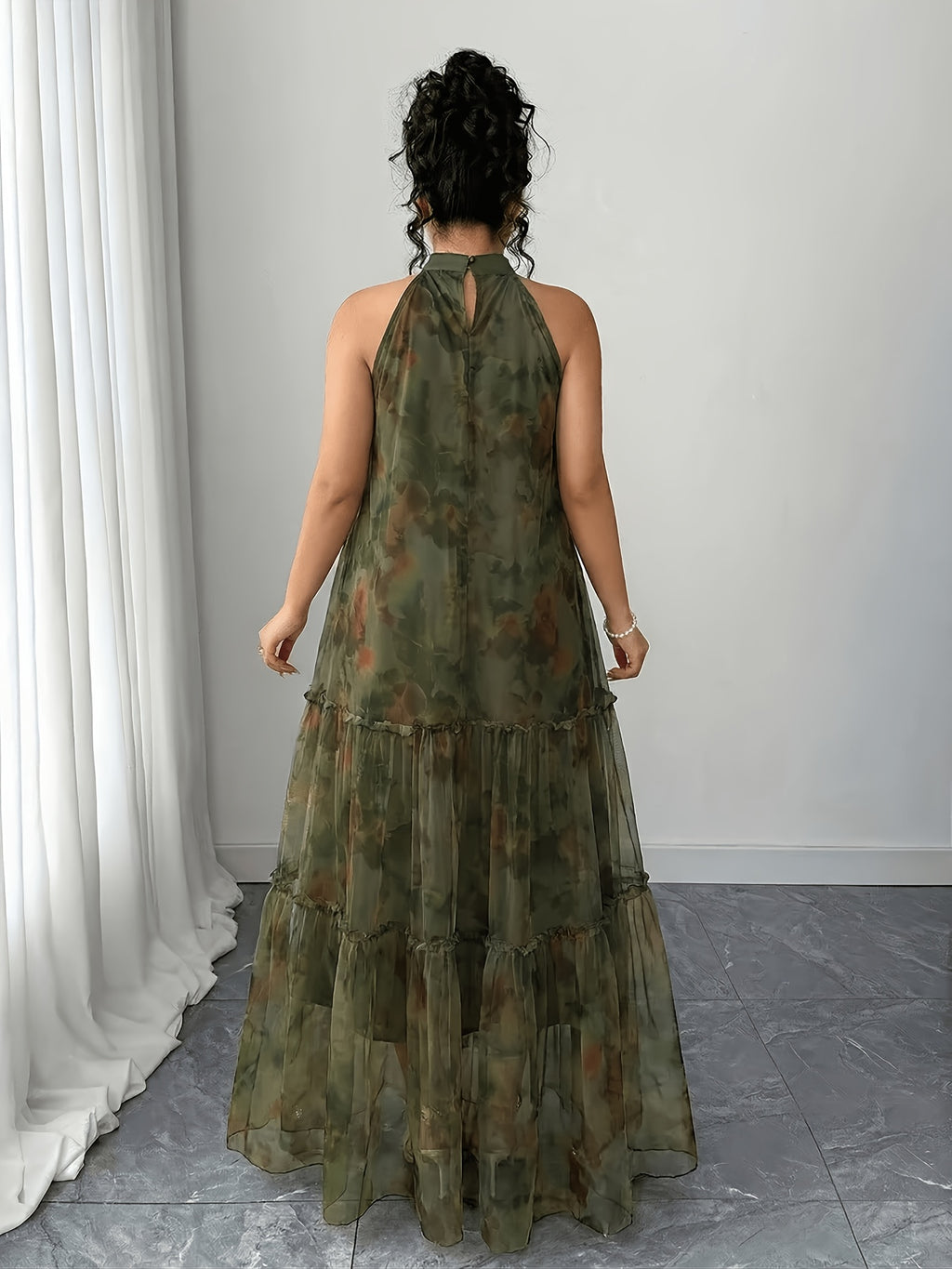 Robe longue grande taille — Voile imprimé et volant d'ourlet