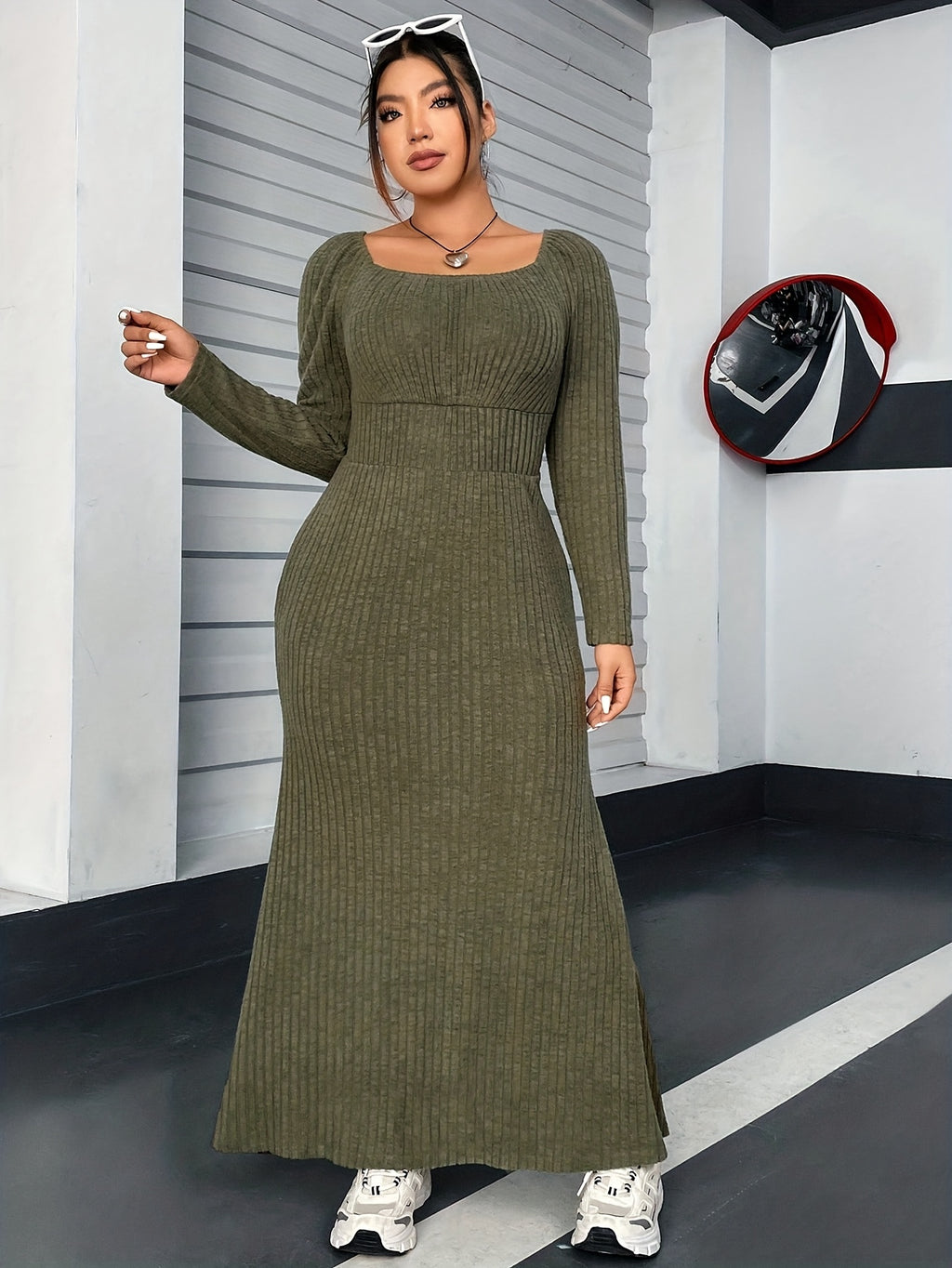 Robe longue kaki grande taille — Découpe sous poitrine, col carré