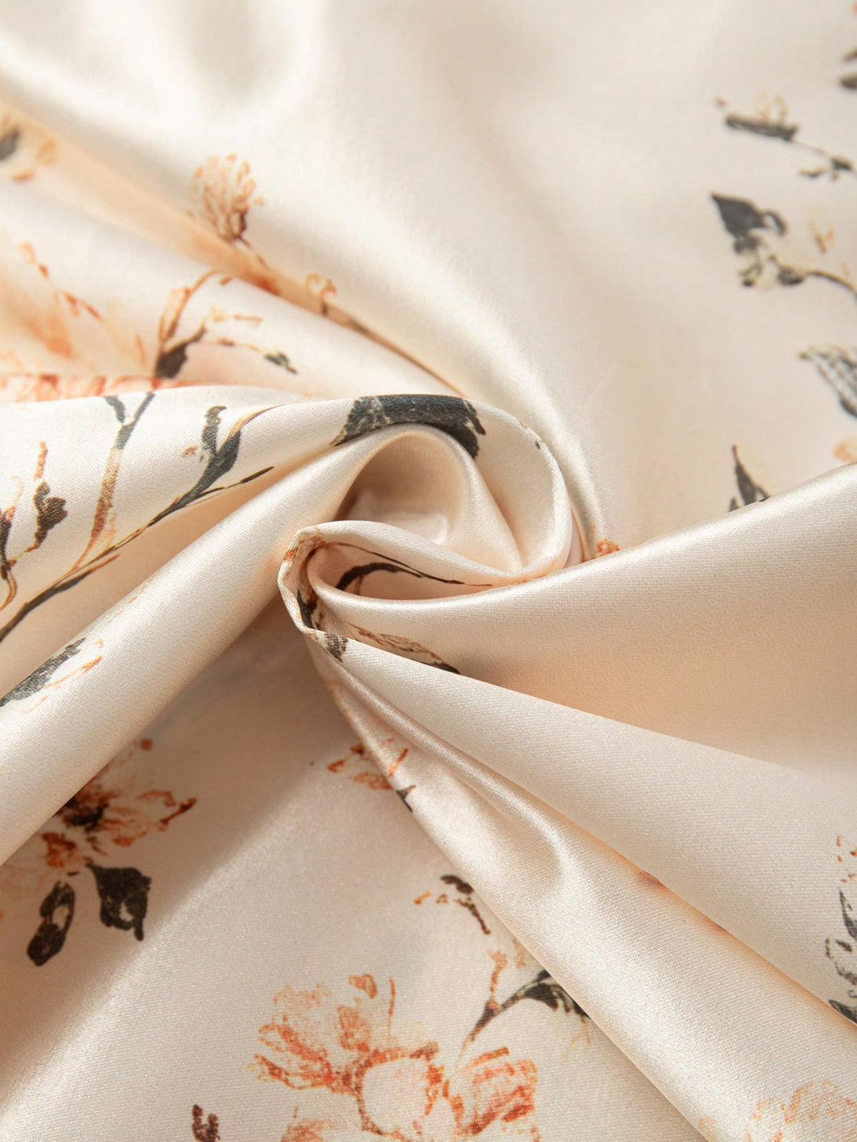 Robe longue grande taille — Satin ivoire à imprimé placé