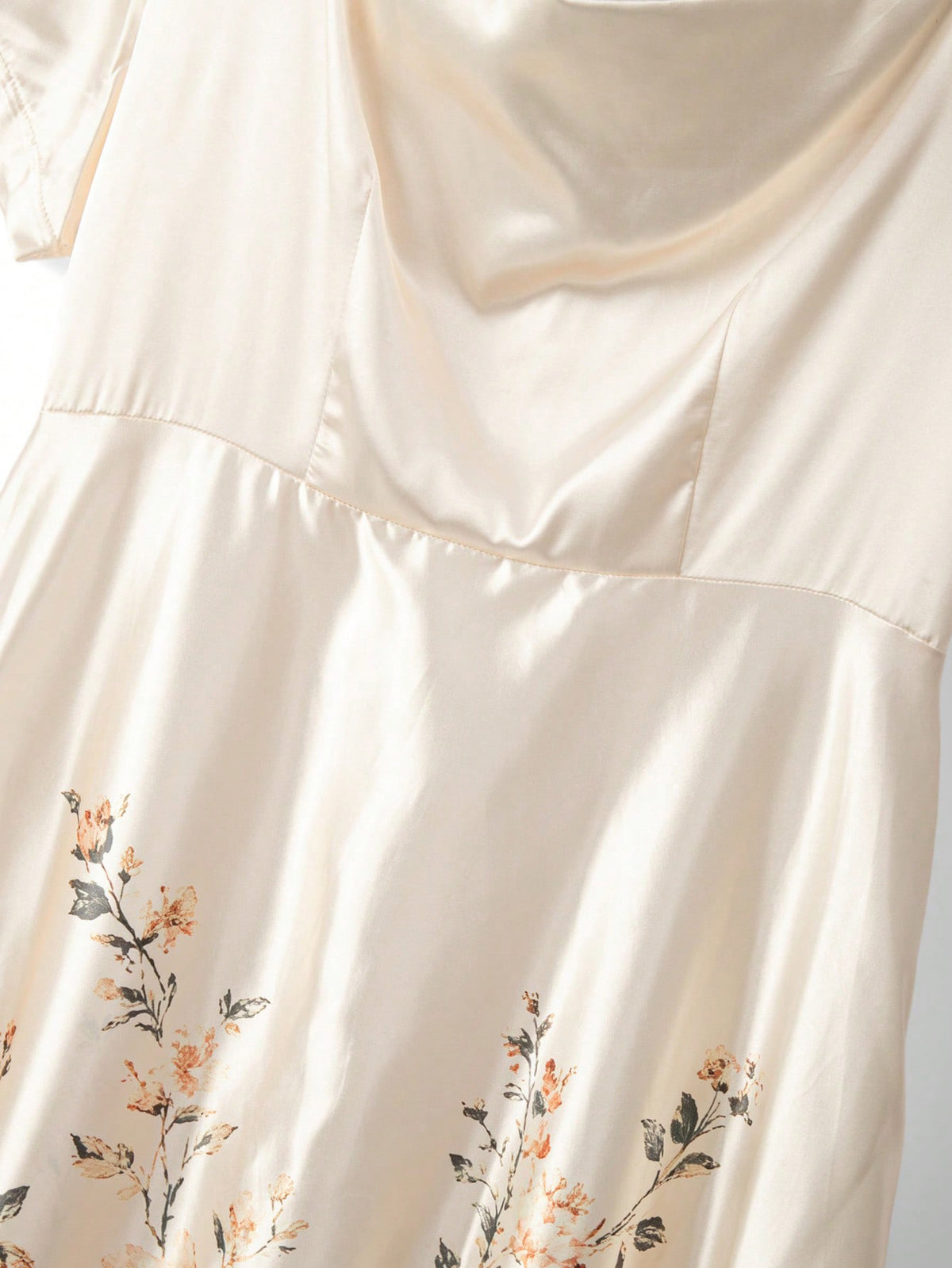 Robe longue grande taille — Satin ivoire à imprimé placé