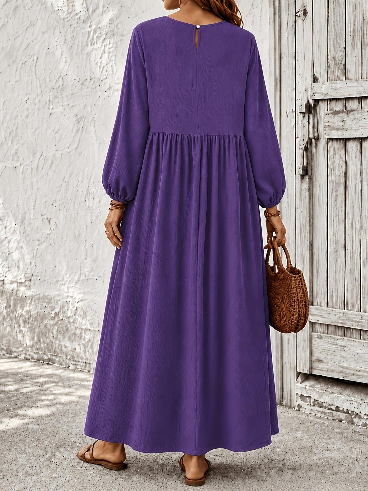 Robe longue grande taille, fente boutonnée au dos, crêpe ample