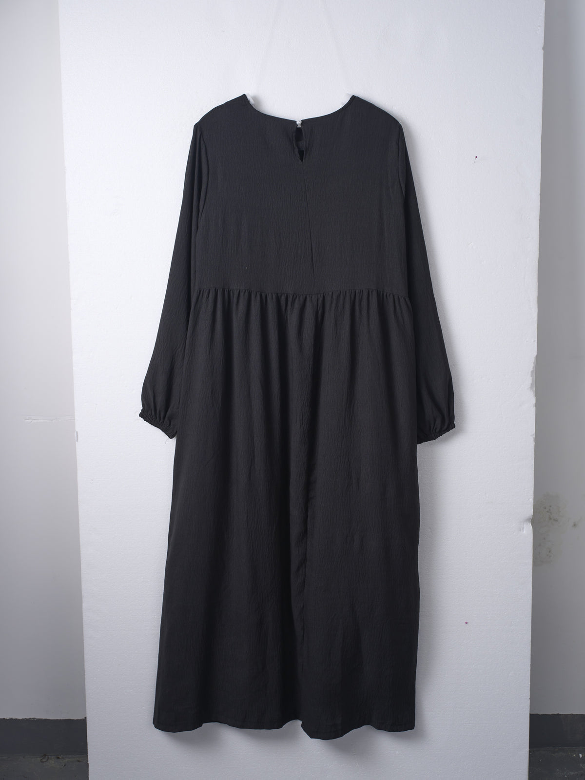 Robe longue grande taille, fente boutonnée au dos, crêpe ample