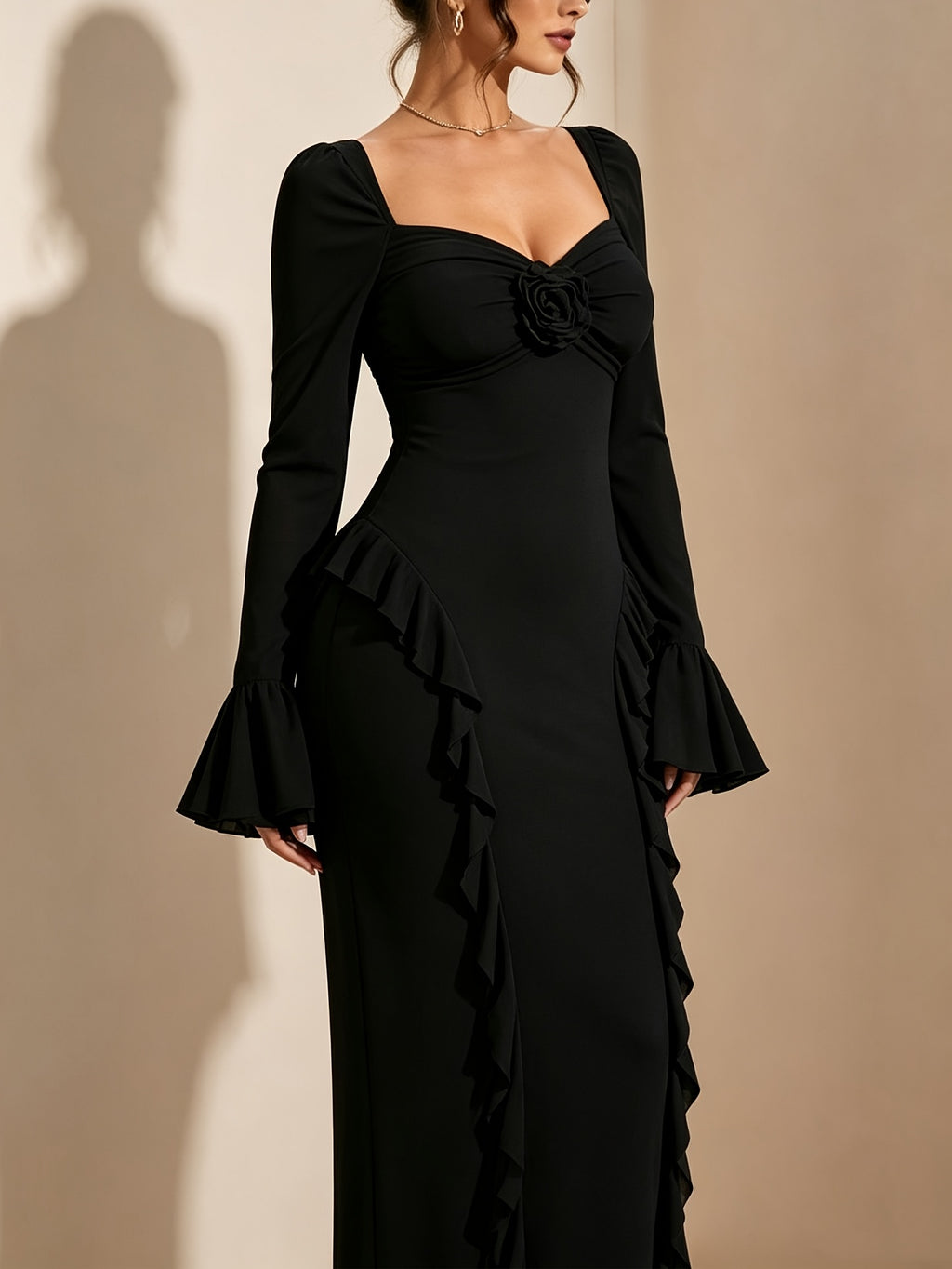 Robe longue grande taille — Fleur en relief et volants noirs