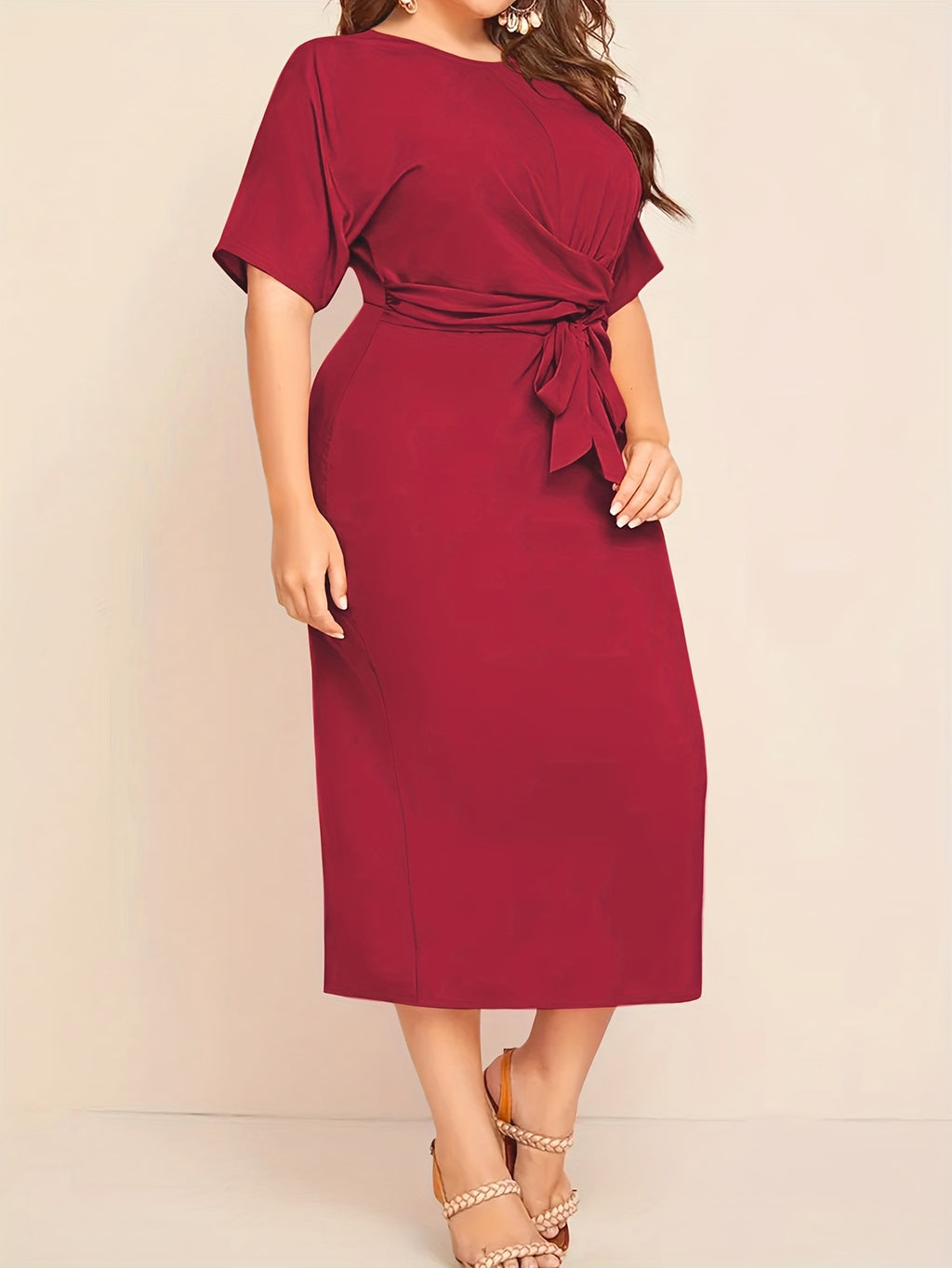 Robe midi grande taille — Drapé en biais et jupe droite