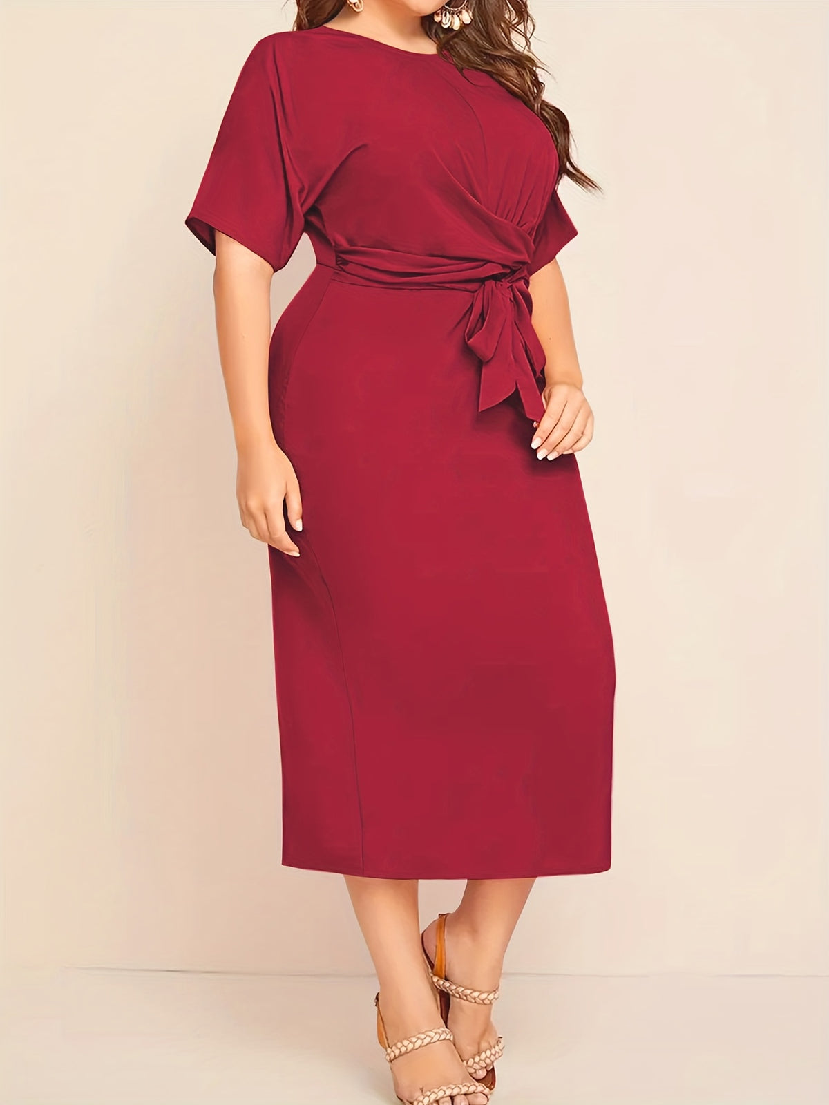 Robe midi grande taille — Drapé en biais et jupe droite