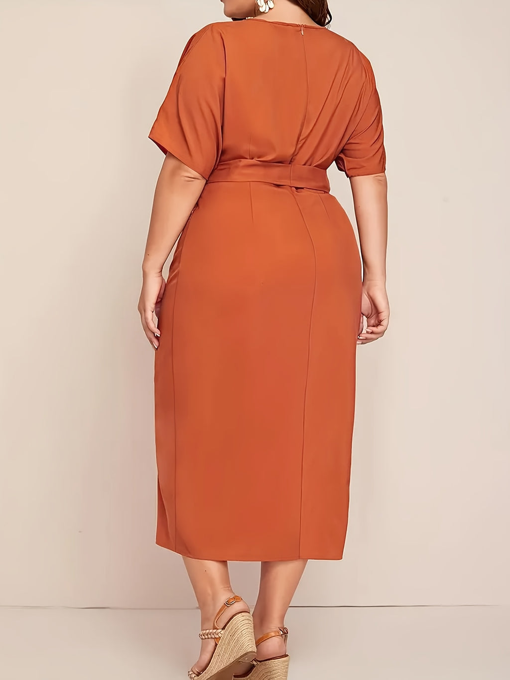 Robe midi grande taille — Drapé en biais et jupe droite
