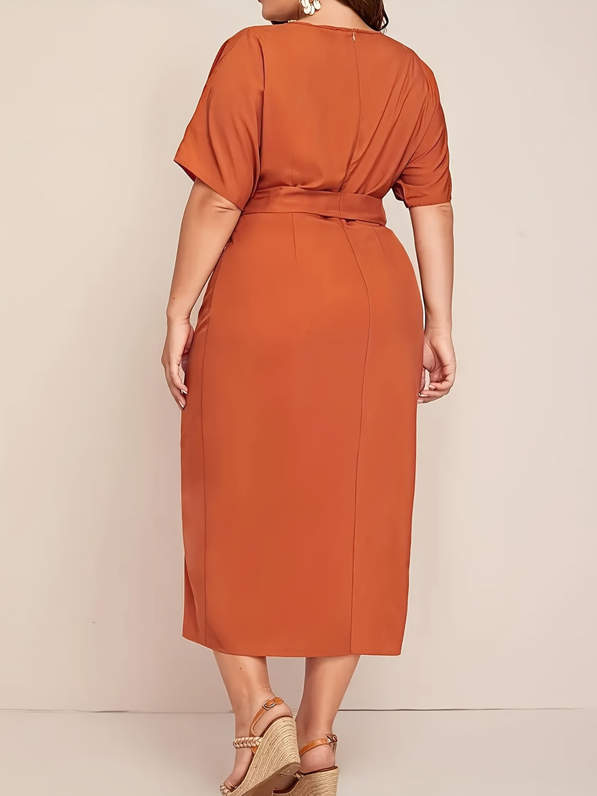 Robe midi grande taille — Drapé en biais et jupe droite
