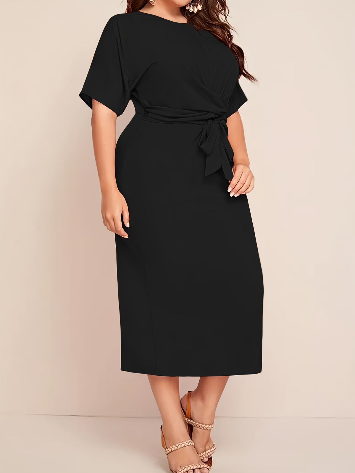 Robe midi grande taille — Drapé en biais et jupe droite