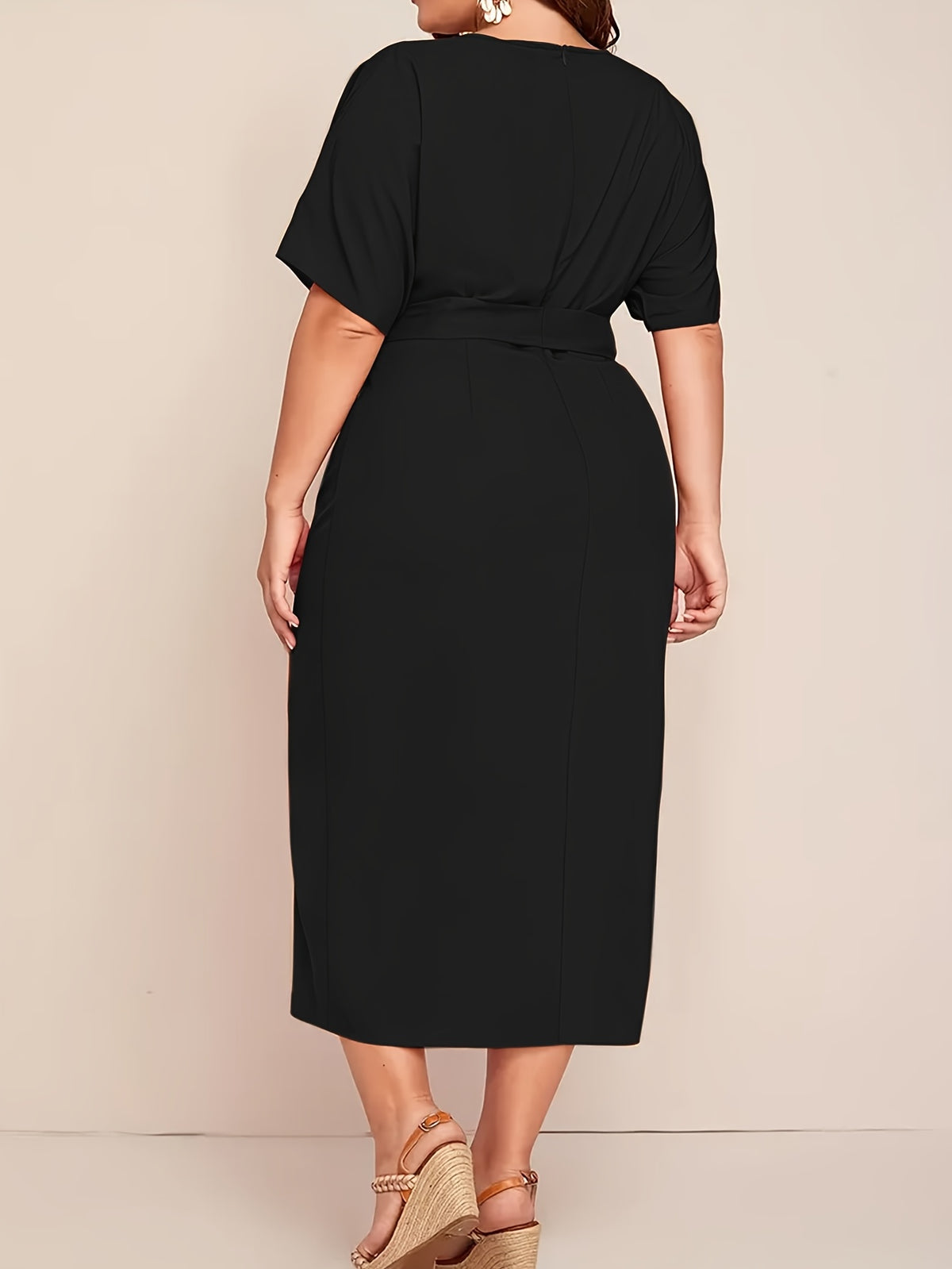 Robe midi grande taille — Drapé en biais et jupe droite