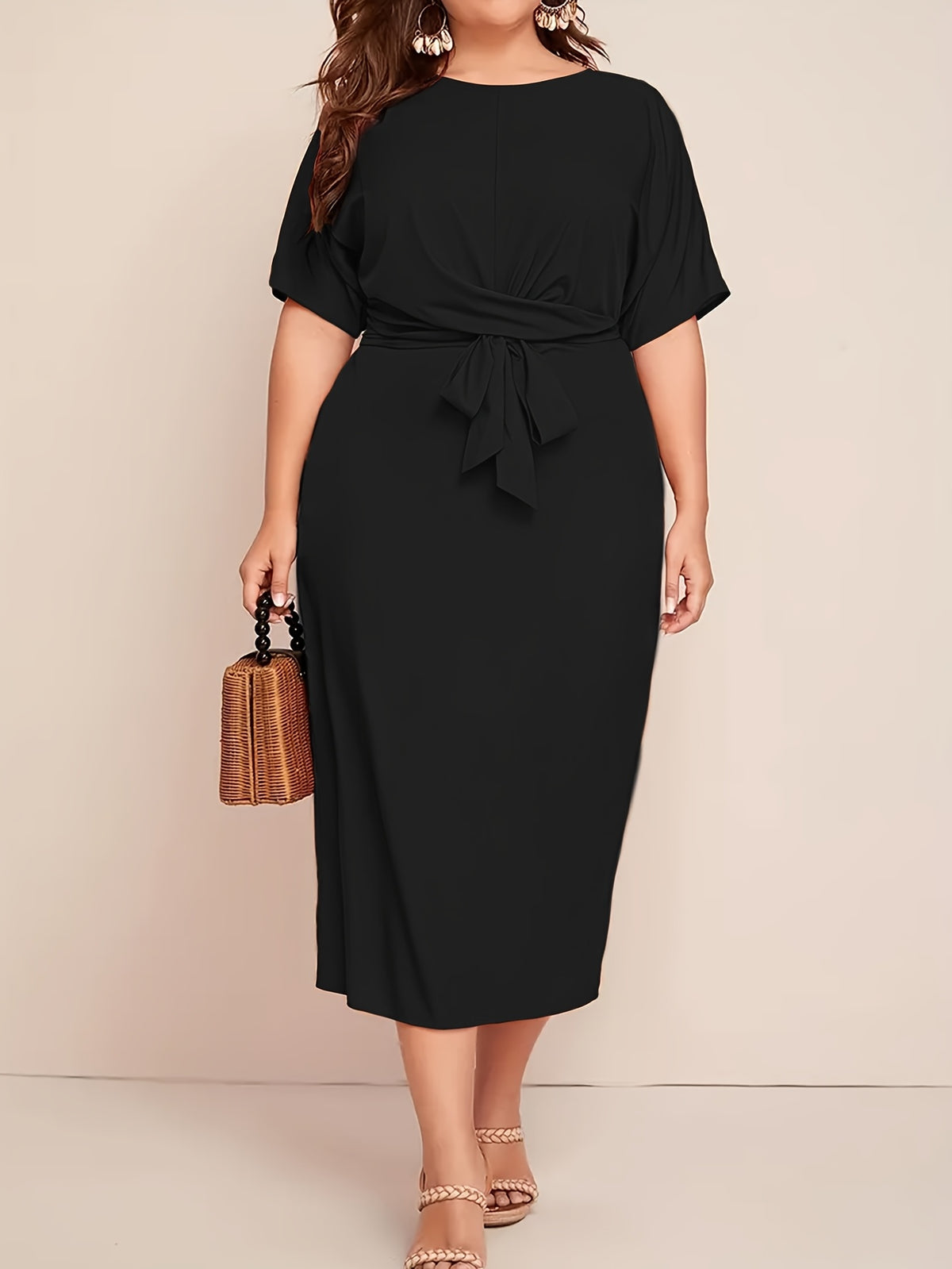 Robe midi grande taille — Drapé en biais et jupe droite