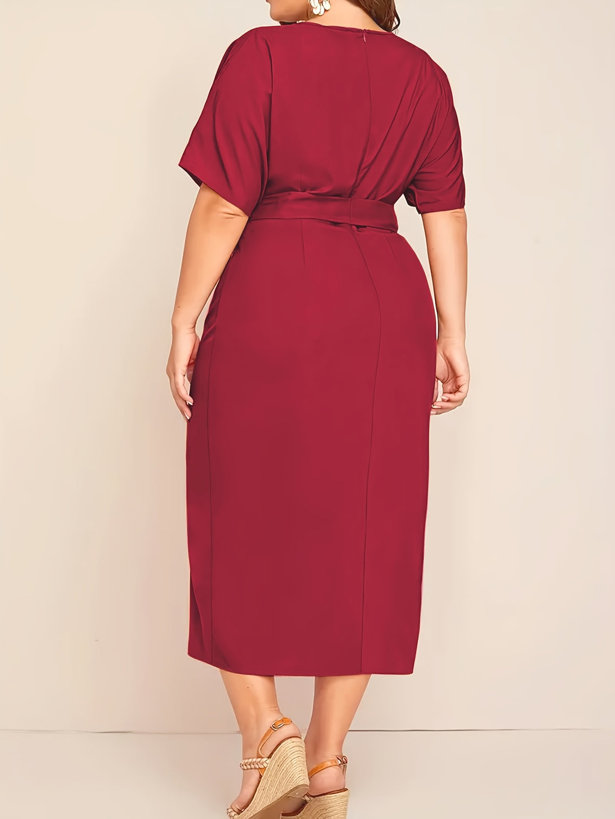 Robe midi grande taille — Drapé en biais et jupe droite