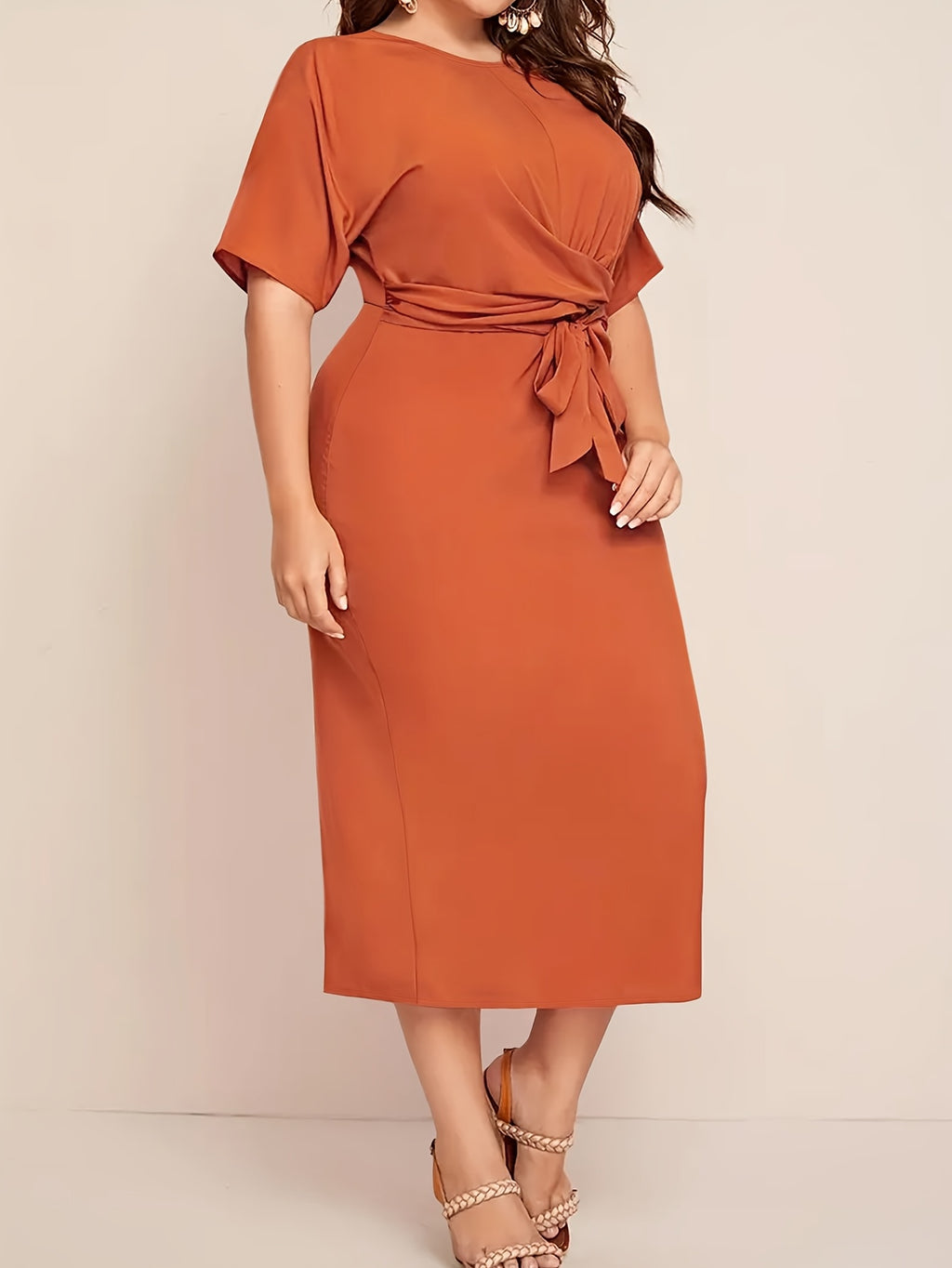 Robe midi grande taille — Drapé en biais et jupe droite
