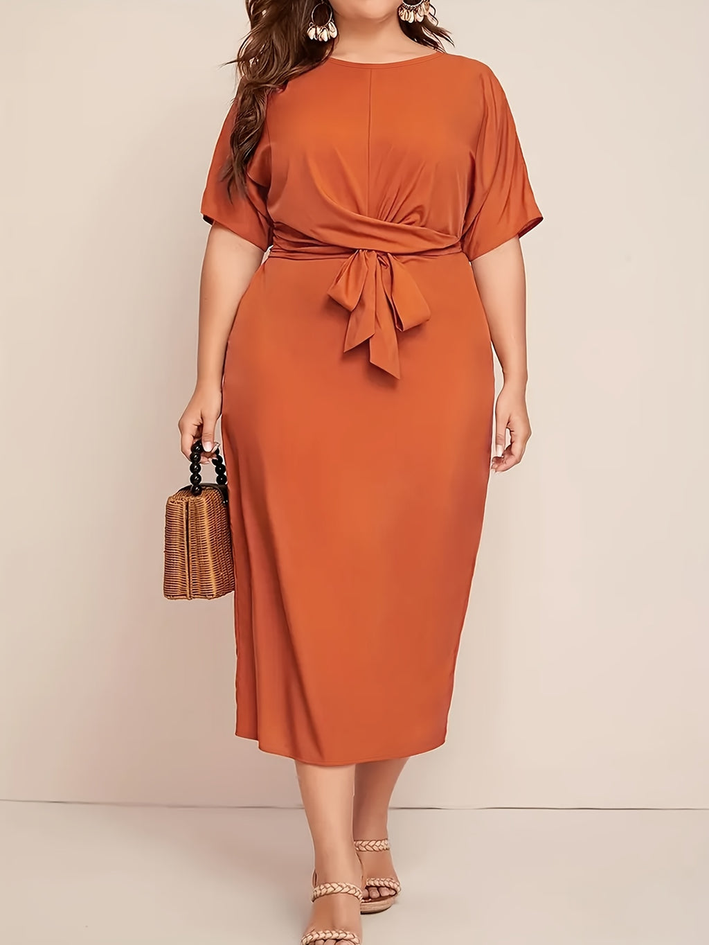 Robe midi grande taille — Drapé en biais et jupe droite