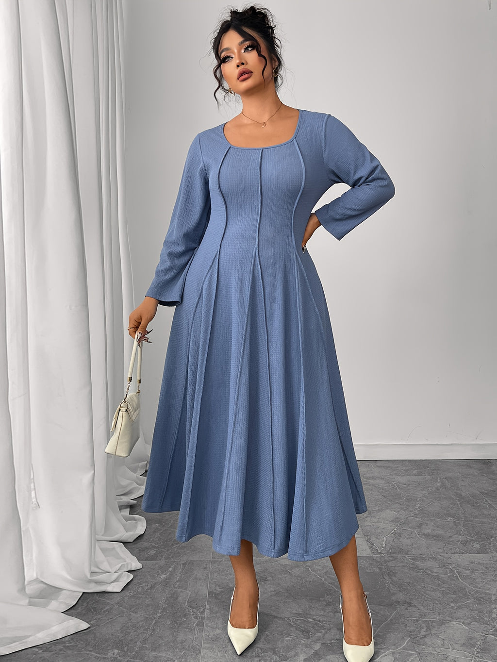 Robe midi grande taille — Col carré et jupe à godets bleue