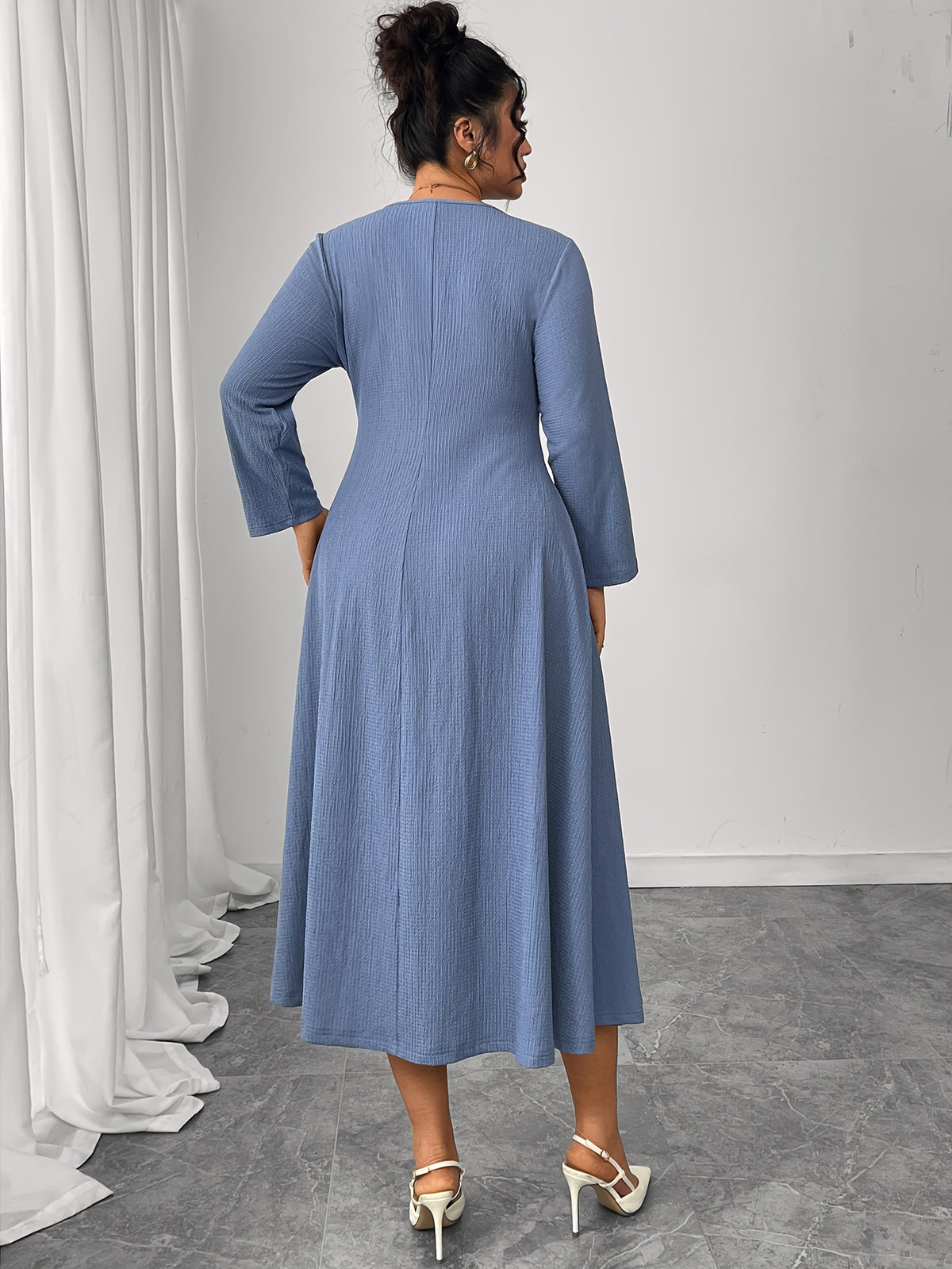 Robe midi grande taille — Col carré et jupe à godets bleue