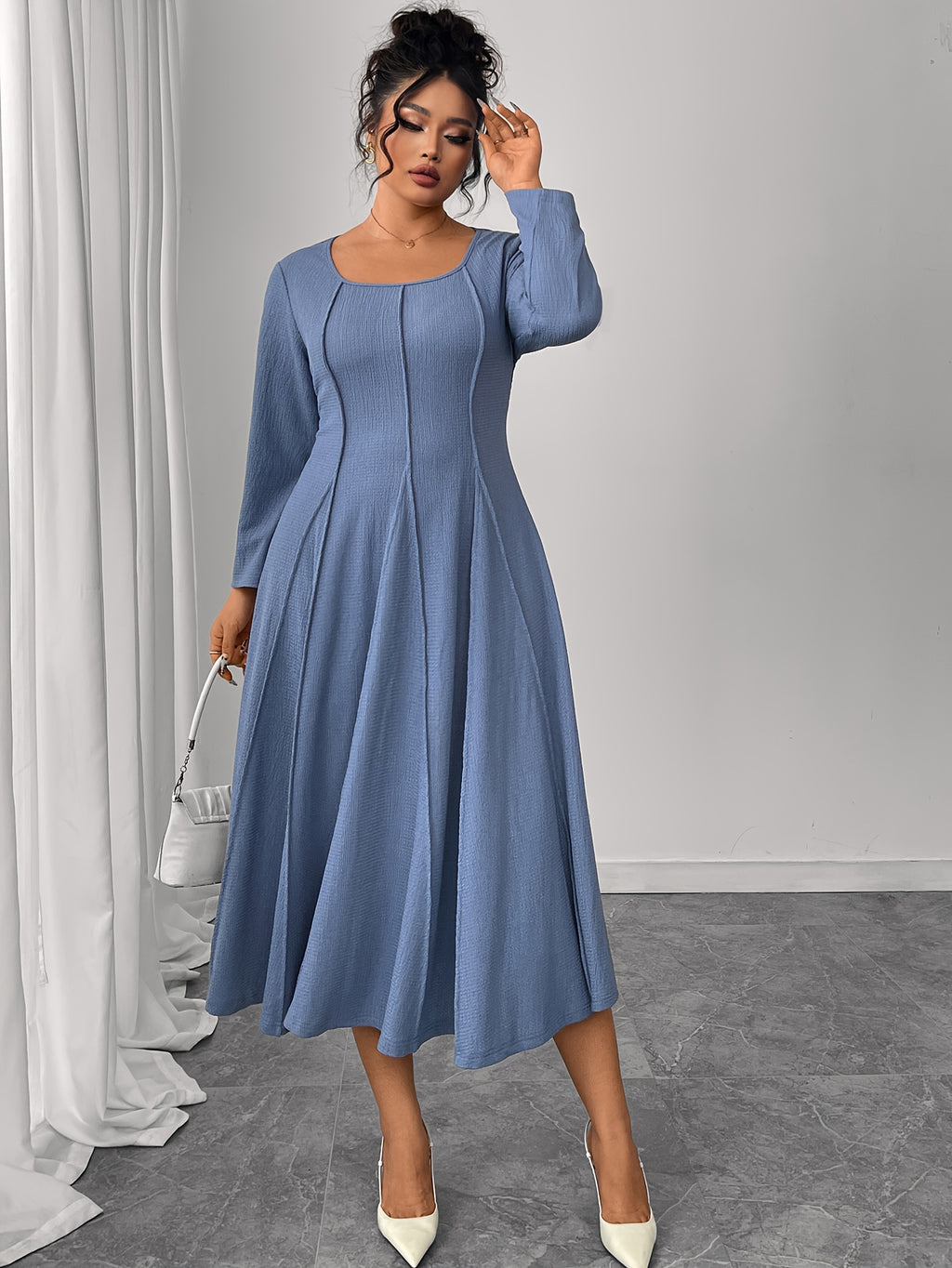 Robe midi grande taille — Col carré et jupe à godets bleue