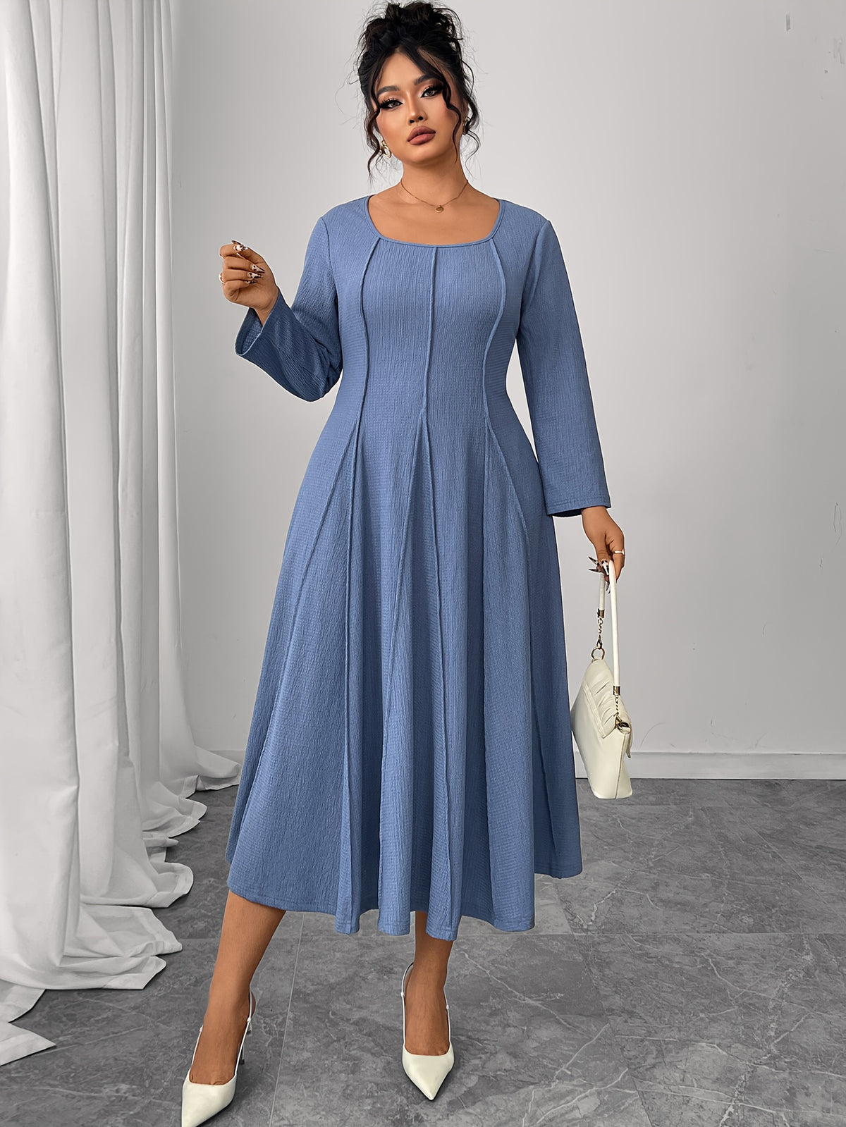 Robe midi grande taille — Col carré et jupe à godets bleue