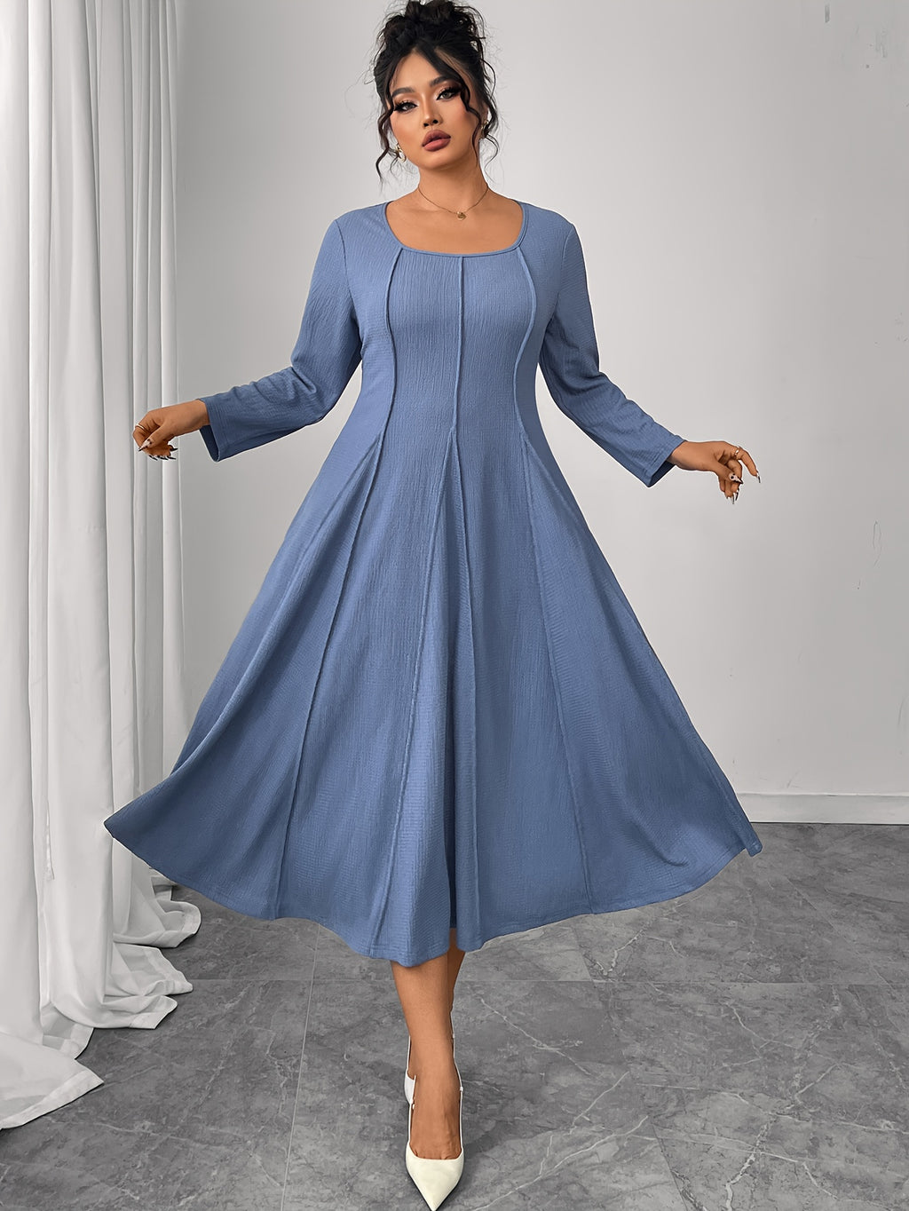 Robe midi grande taille — Col carré et jupe à godets bleue
