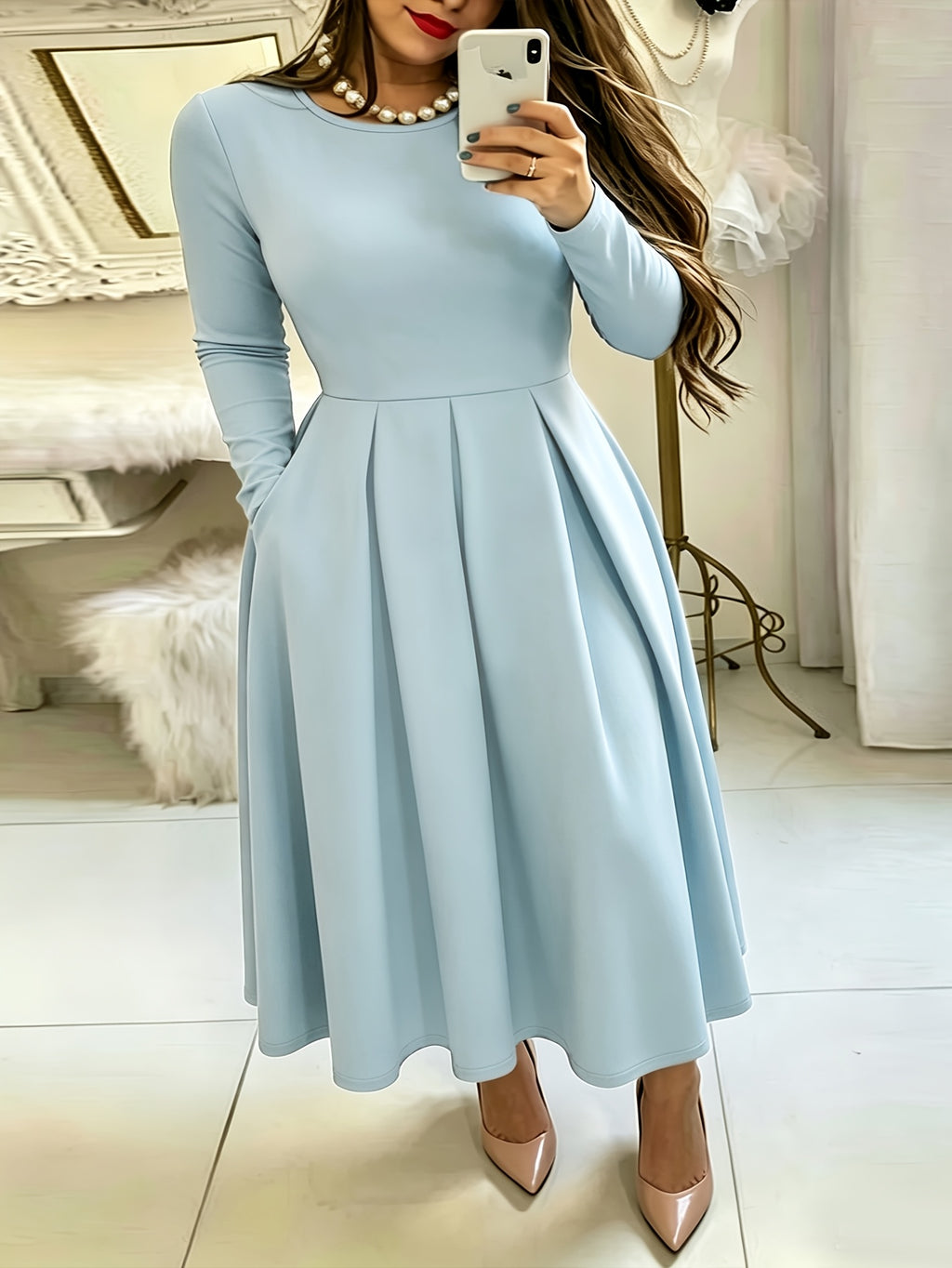 Robe midi grande taille — Bleu pâle et jupe à plis creux