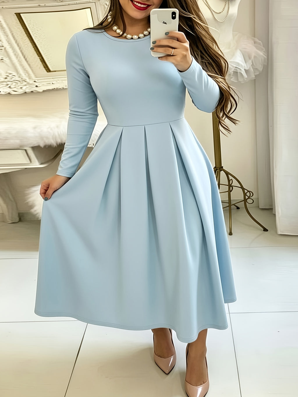 Robe midi grande taille — Bleu pâle et jupe à plis creux