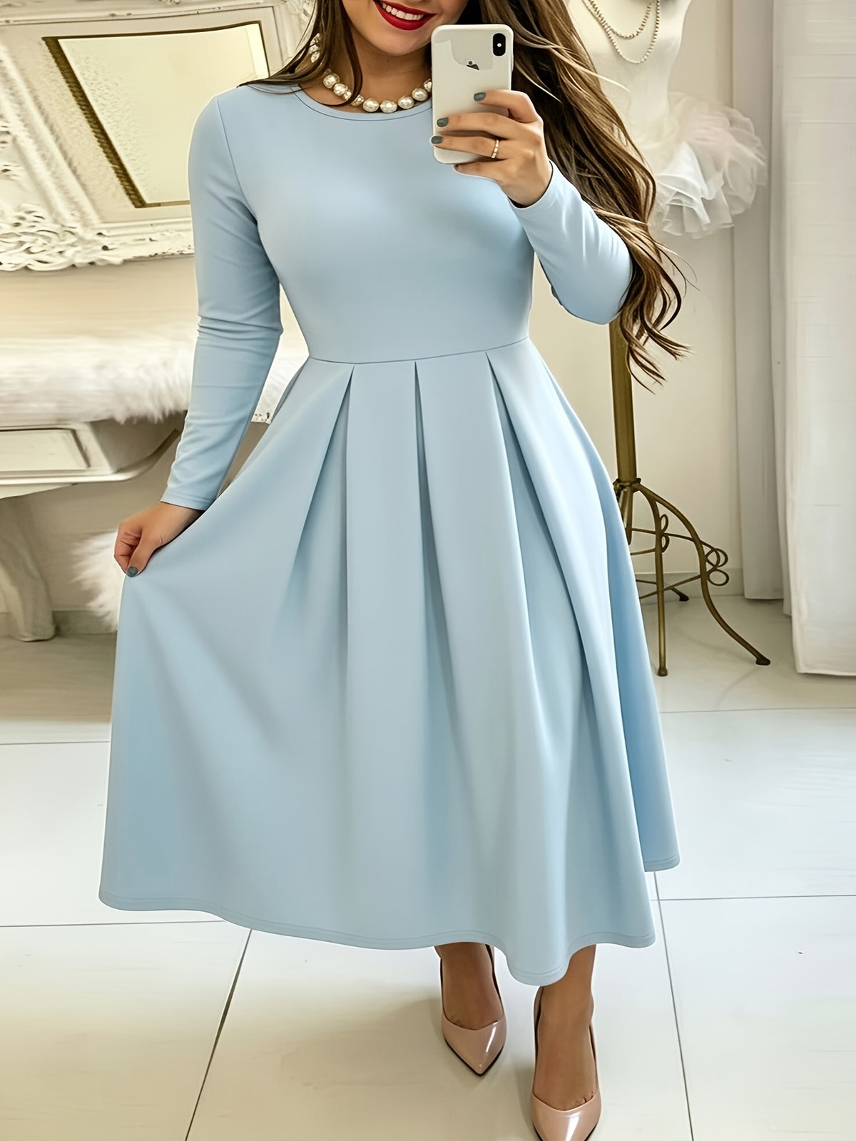 Robe midi grande taille — Bleu pâle et jupe à plis creux