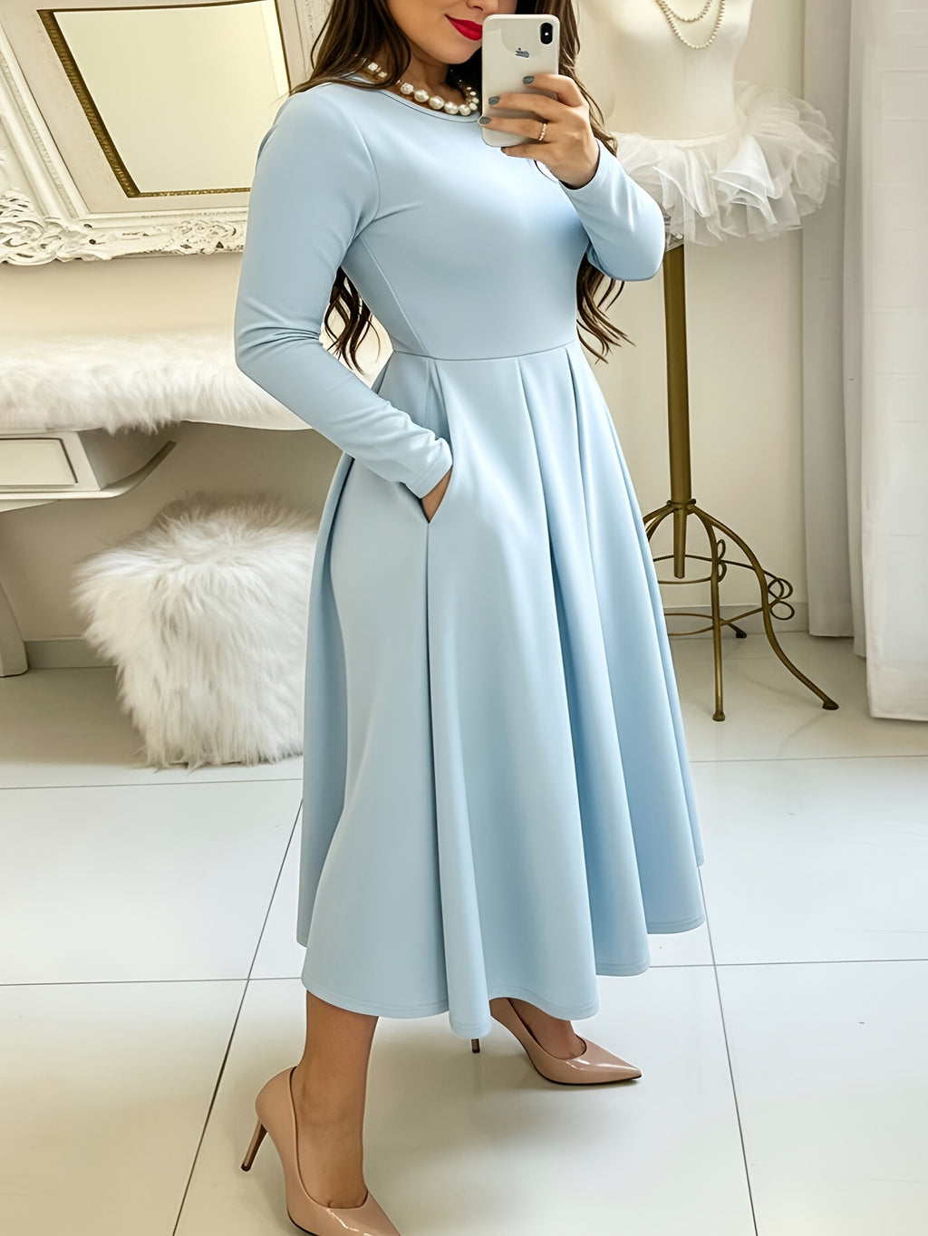 Robe midi grande taille — Bleu pâle et jupe à plis creux
