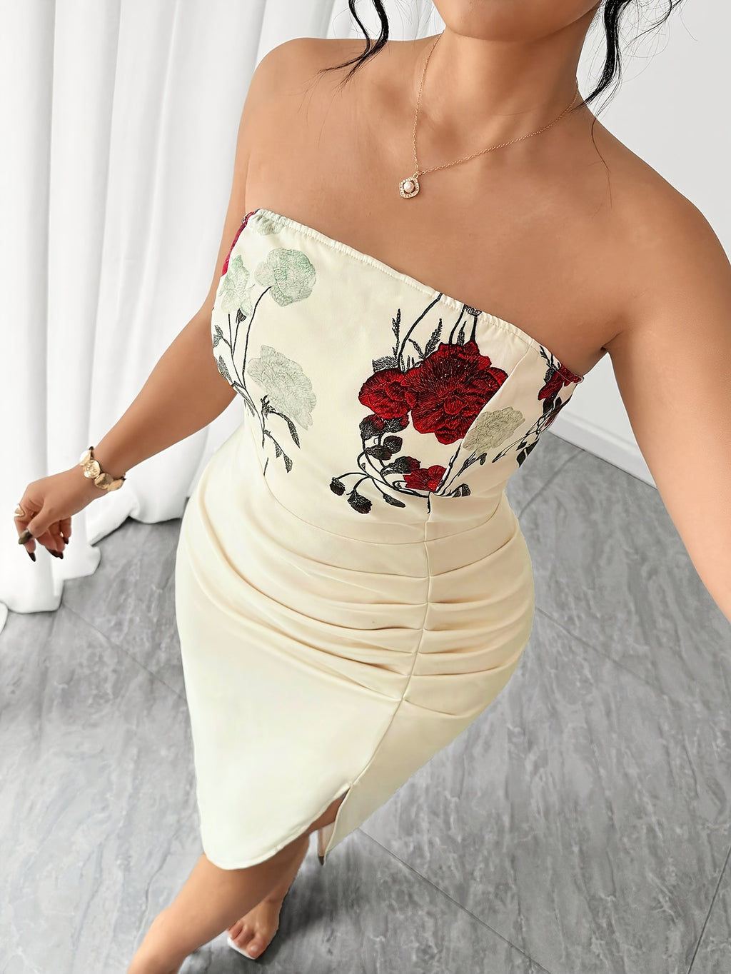 Robe midi grande taille — Buste brodé de roses et jupe drapée