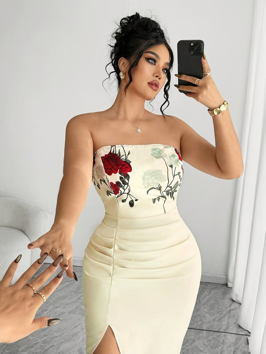 Robe midi grande taille — Buste brodé de roses et jupe drapée