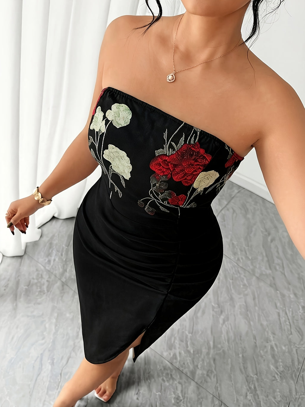 Robe midi grande taille — Buste brodé de roses et jupe drapée