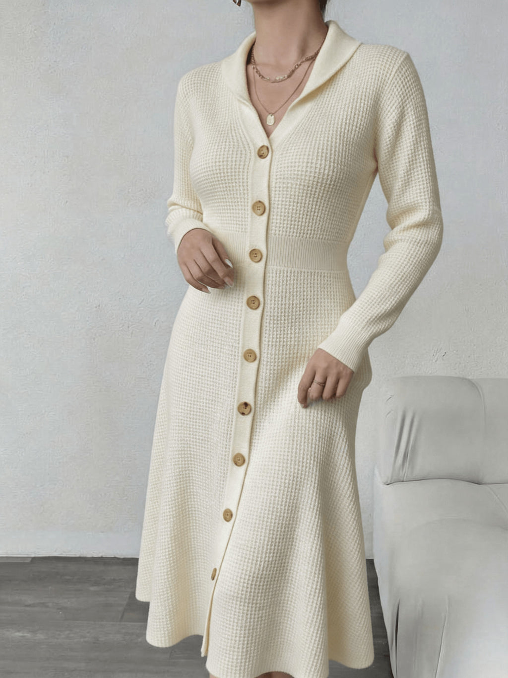 Robe midi grande taille — Boutons dorés et col châle crème