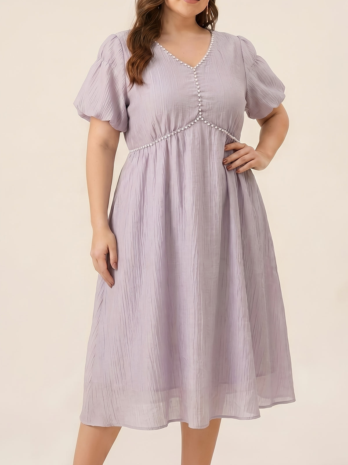 Robe midi grande taille — Col V souligné d'un liseré de perles