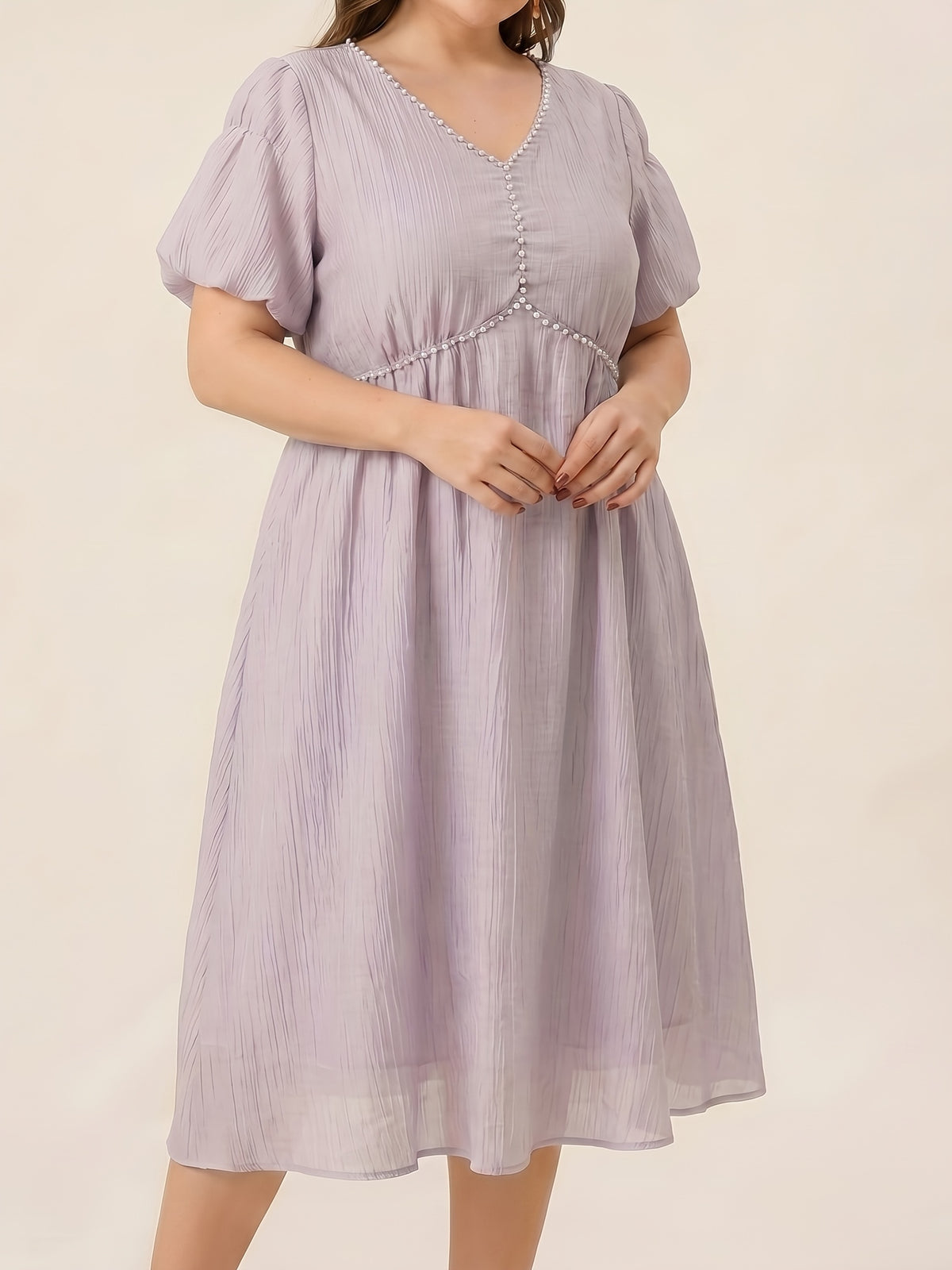 Robe midi grande taille — Col V souligné d'un liseré de perles