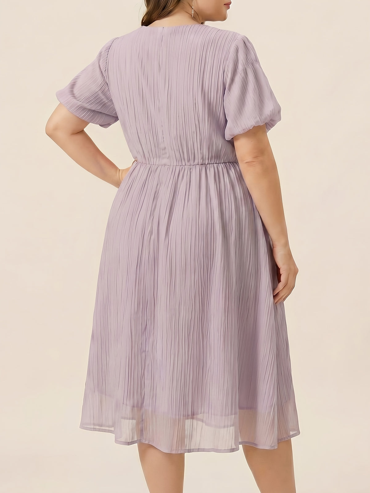Robe midi grande taille — Col V souligné d'un liseré de perles