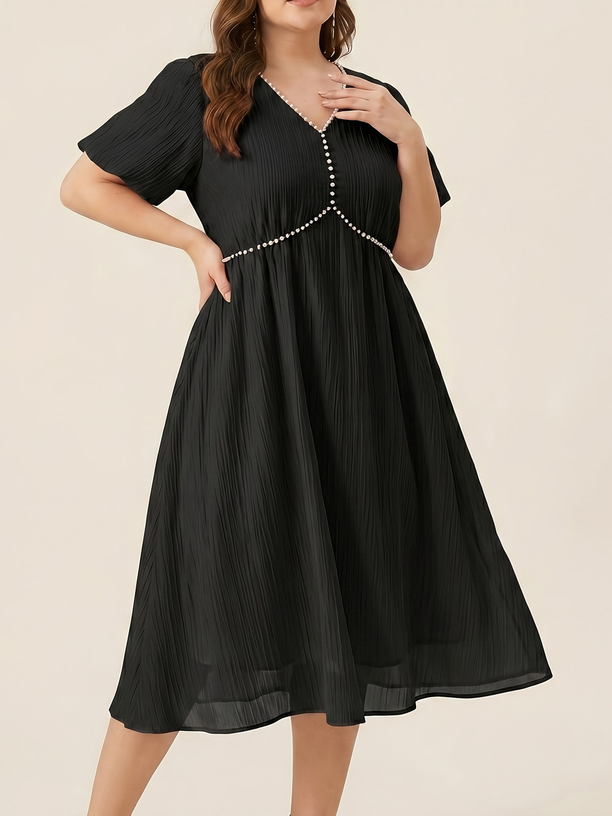 Robe midi grande taille — Col V souligné d'un liseré de perles